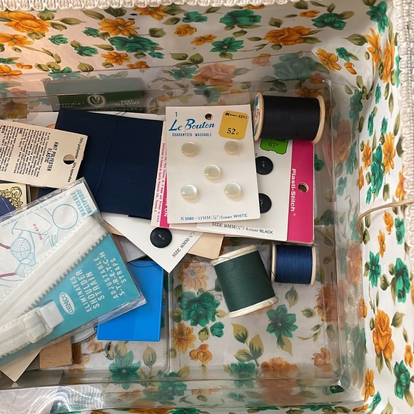 Antique Large Sewing Kit with Handle 💚💚 - Picture 5 of 8